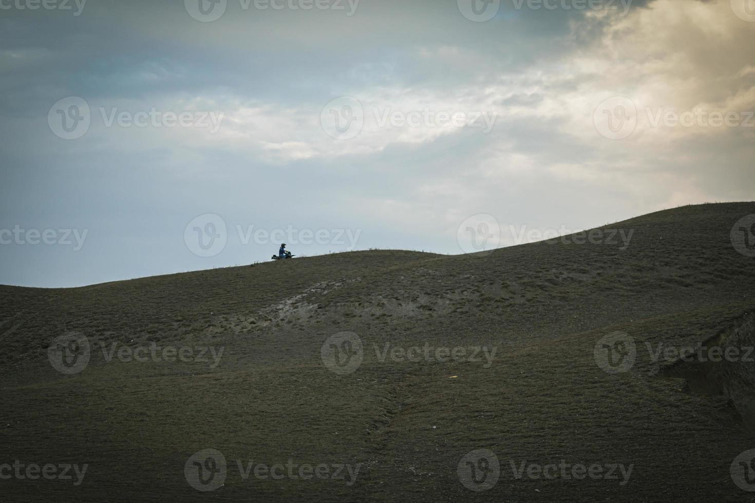 o motociclista anda de moto nas montanhas foto