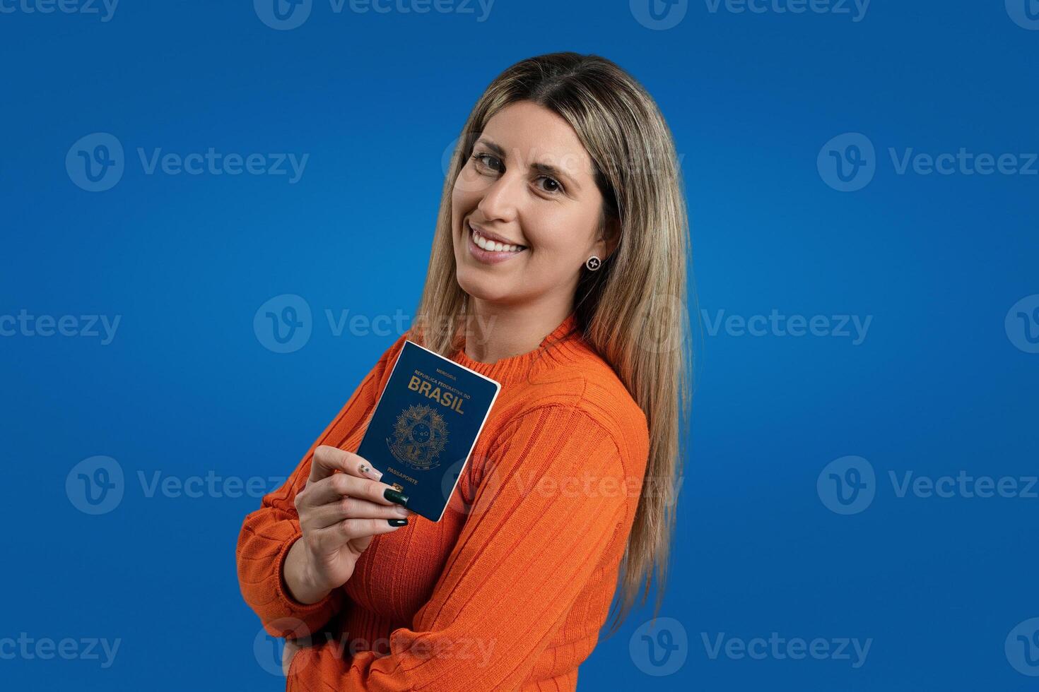 feliz mulher sorridente, olhando às Câmera contra azul fundo. foto