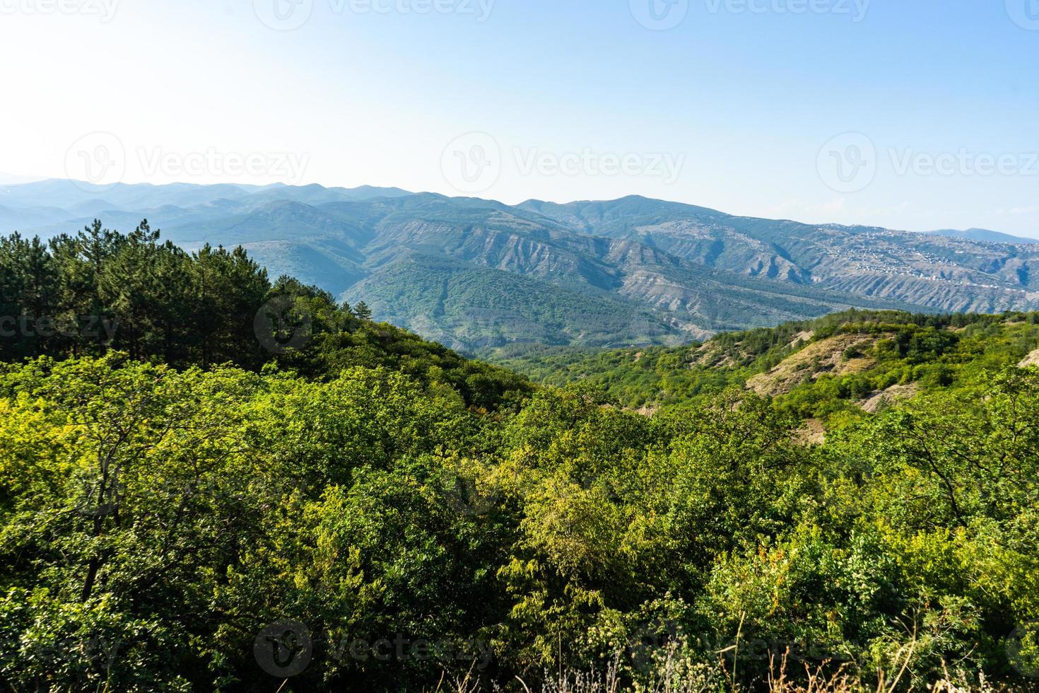 encosta da montanha do cáucaso na Geórgia foto