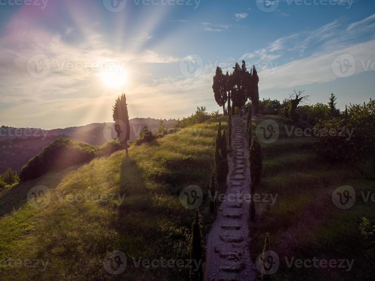 escada de pedra natural com bela paisagem ao pôr do sol foto