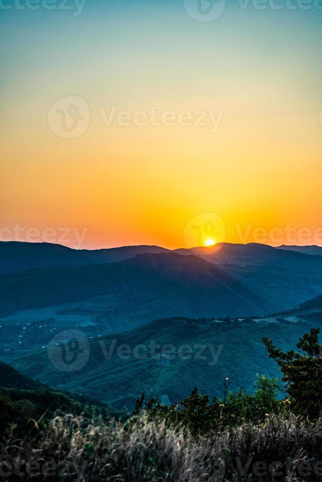 pôr do sol na montanha do cáucaso foto