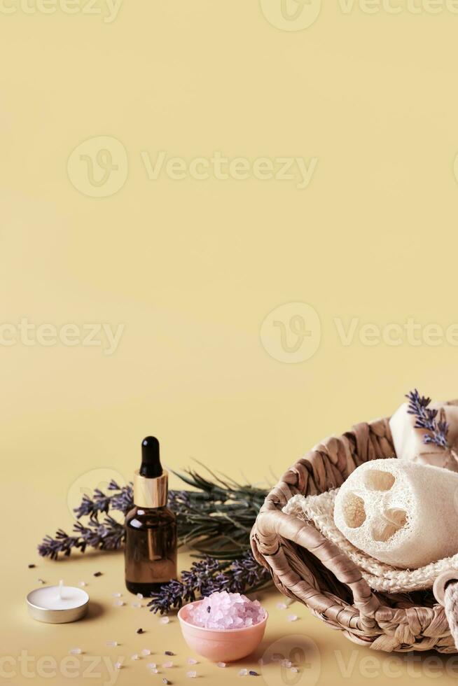 natural cosméticos produtos com lavanda. casa corpo pele Cuidado. spa configuração dentro neutro cores foto