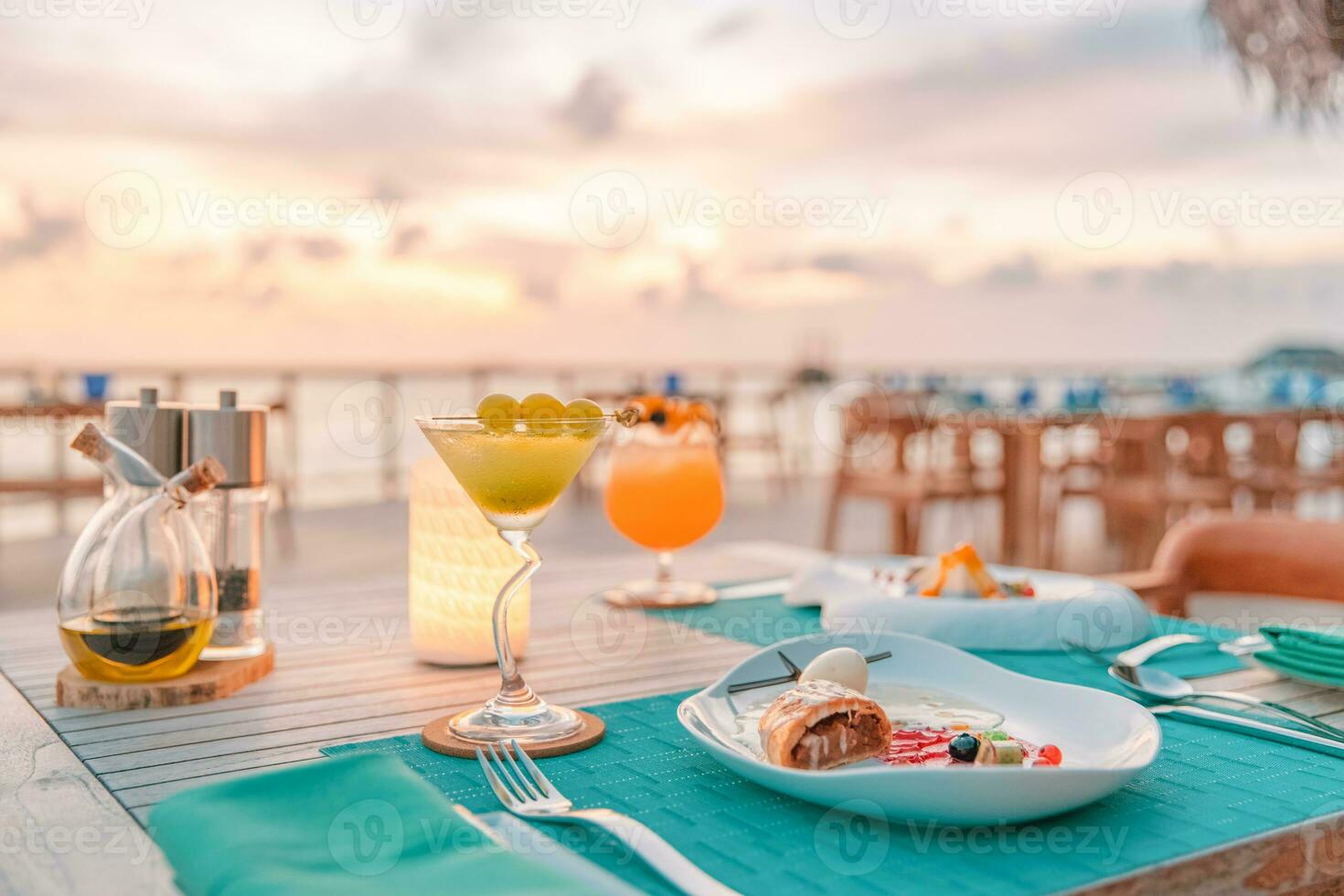 luxo café da manhã comida suco fresco na mesa de madeira, com belo resort tropical e vista para o mar, férias de verão pela manhã e conceito de férias românticas, viagens de luxo e clima de estilo de vida foto