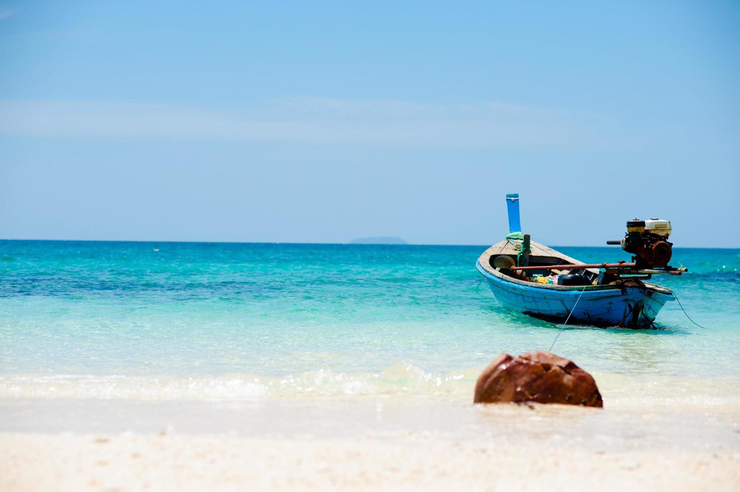 barcos de pesca na praia de phuket, tailândia foto