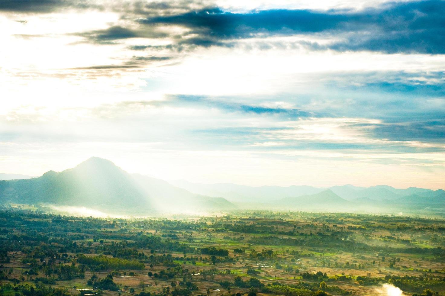 bela paisagem de montanhas e céu azul com nuvens foto