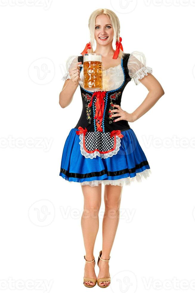 cheio comprimento retrato do uma loiro mulher com tradicional traje segurando Cerveja óculos isolado em branco fundo. foto
