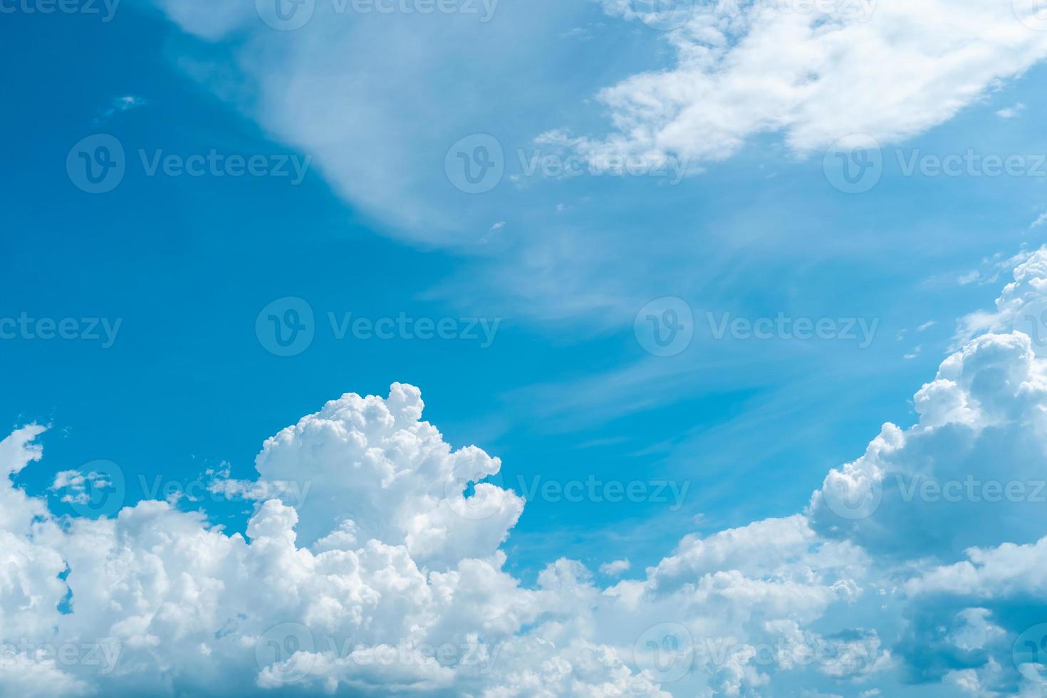 copie o conceito mínimo de espaço de céu azul de verão e nuvem branca abstrata em branco. foto