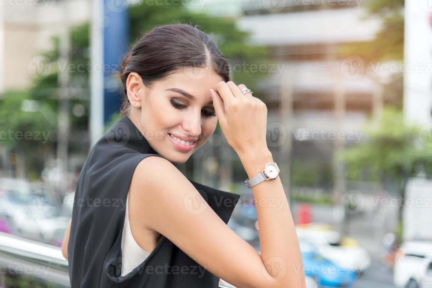 bela mulher de negócios posando, foto estilo retrato, conceito de negócio