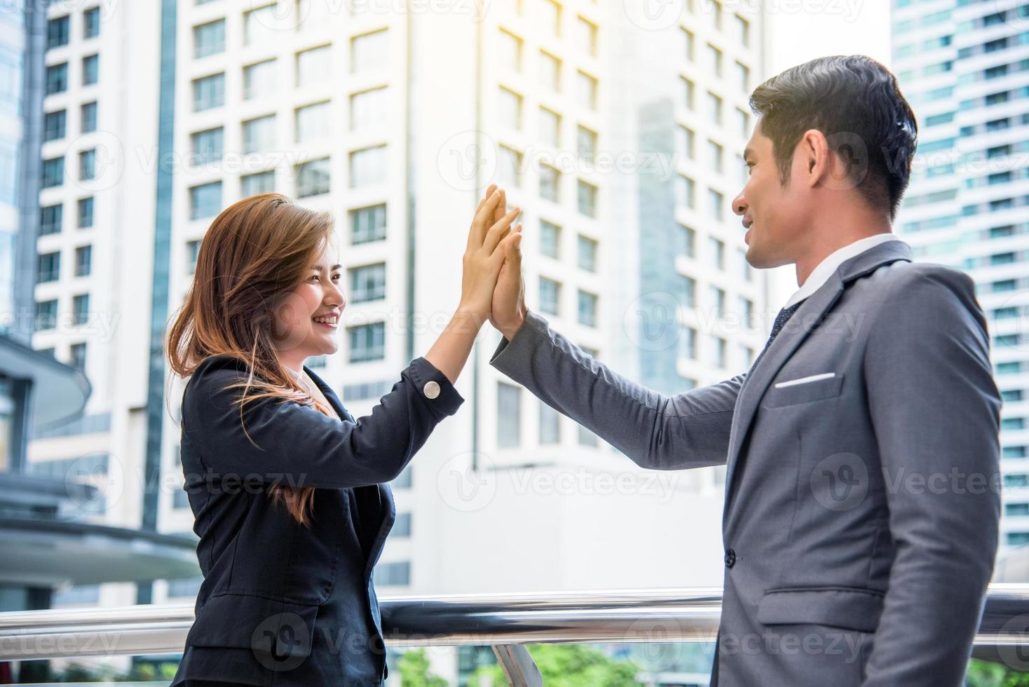 empresário e mulher de negócios dando mais cinco, conceito de negócio, conceito de sucesso, conceito de cooperação foto