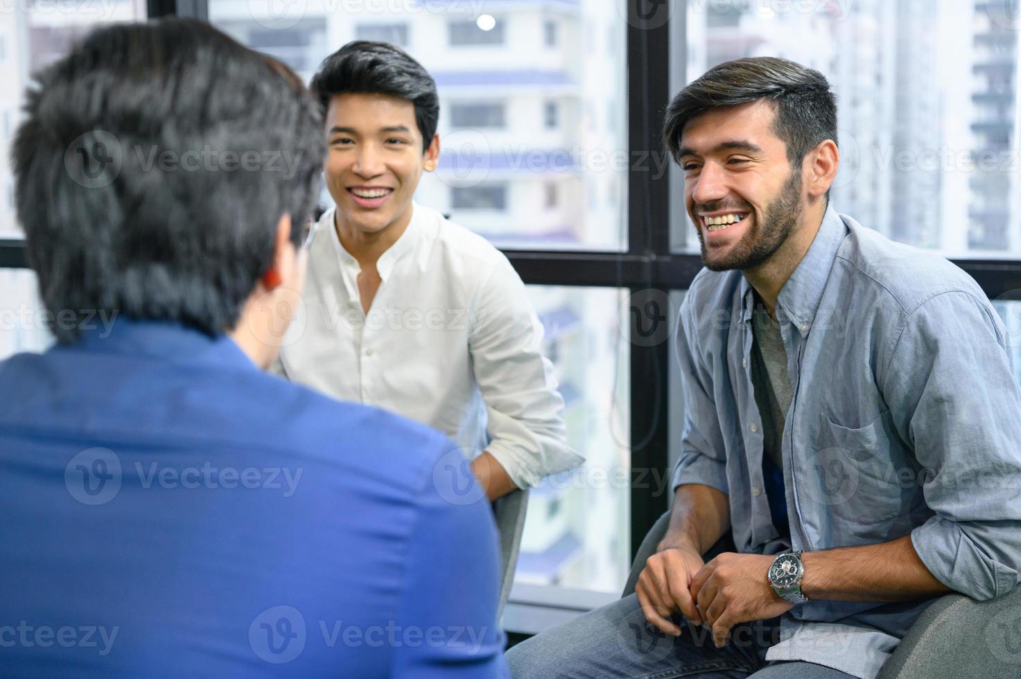 psicoterapeuta indagando sobre sintomas que ocorrem dentro da mente de pacientes com problemas de saúde mental no hospital. psicoterapia de grupo para apoiar e ajudar o homem preocupado a mudar a mentalidade negativa foto