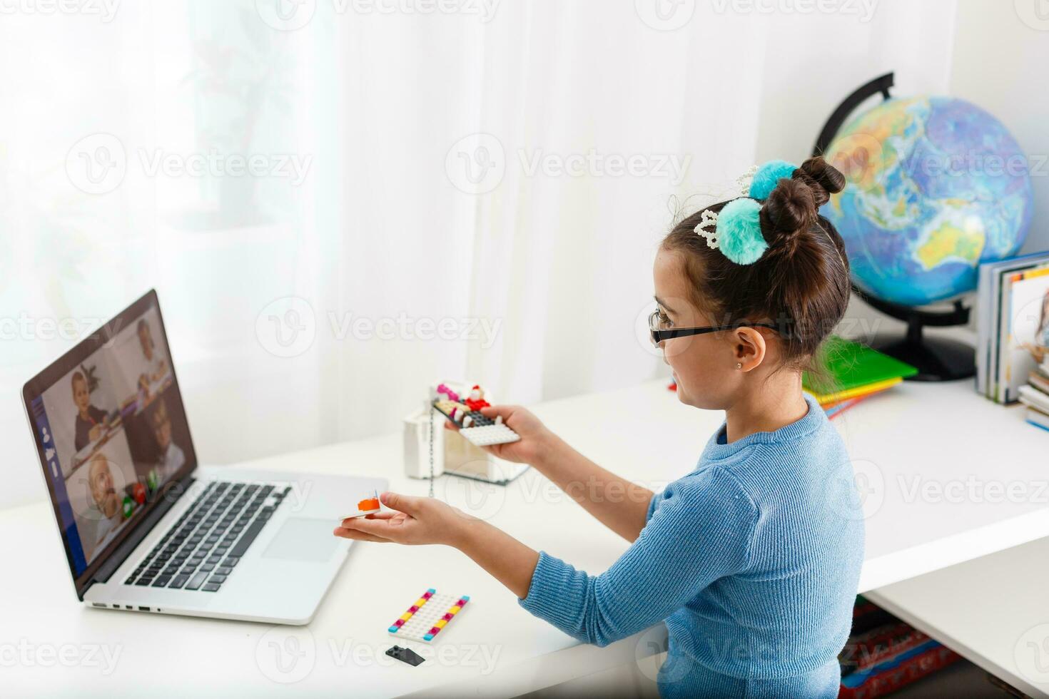 pequeno cientista trabalhando em Novo projeto, pequeno menina estudando robótica em computador portátil conectados foto