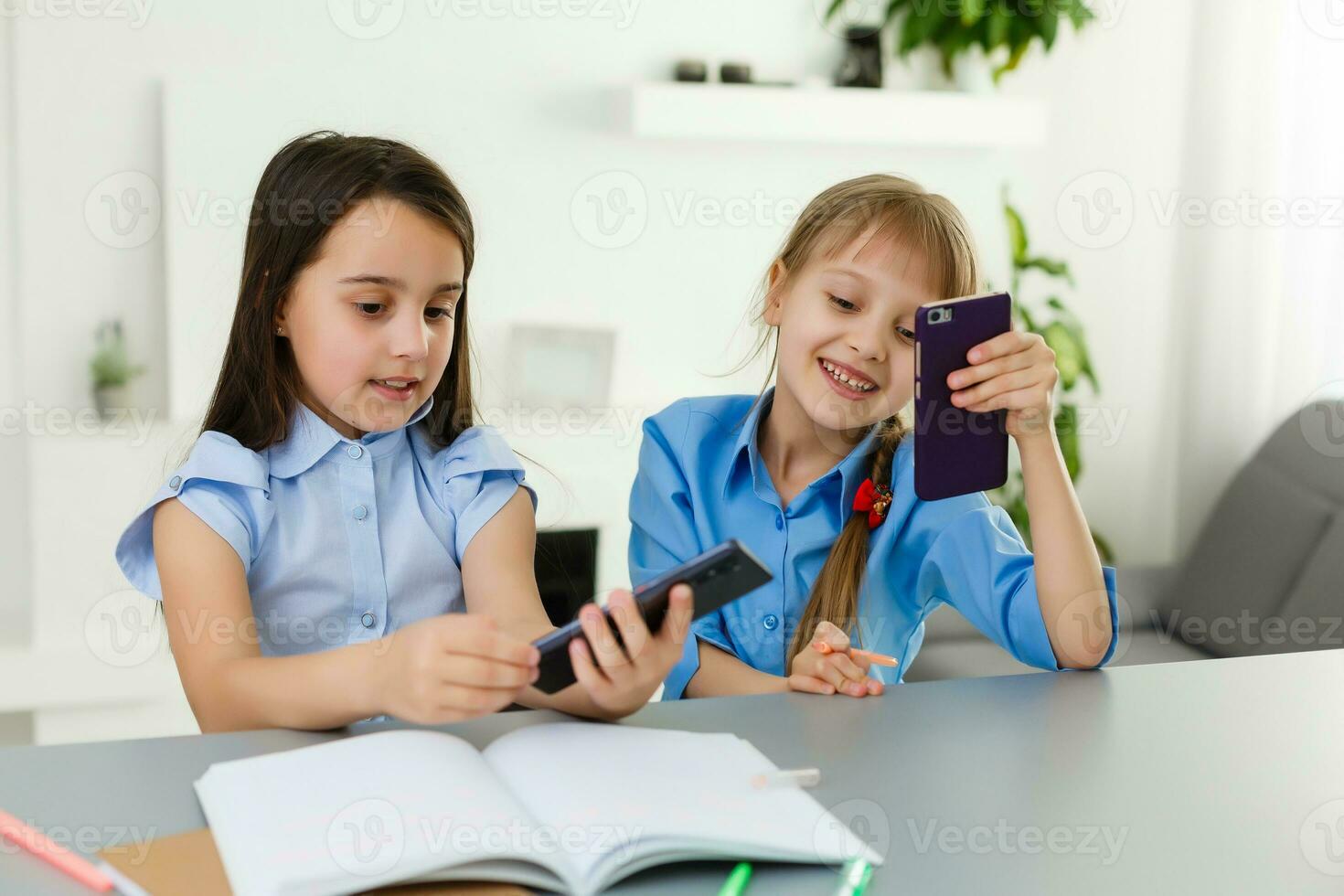 dois pequeno meninas estudando on-line. distância Aprendendo on-line, e-learning, conceito foto