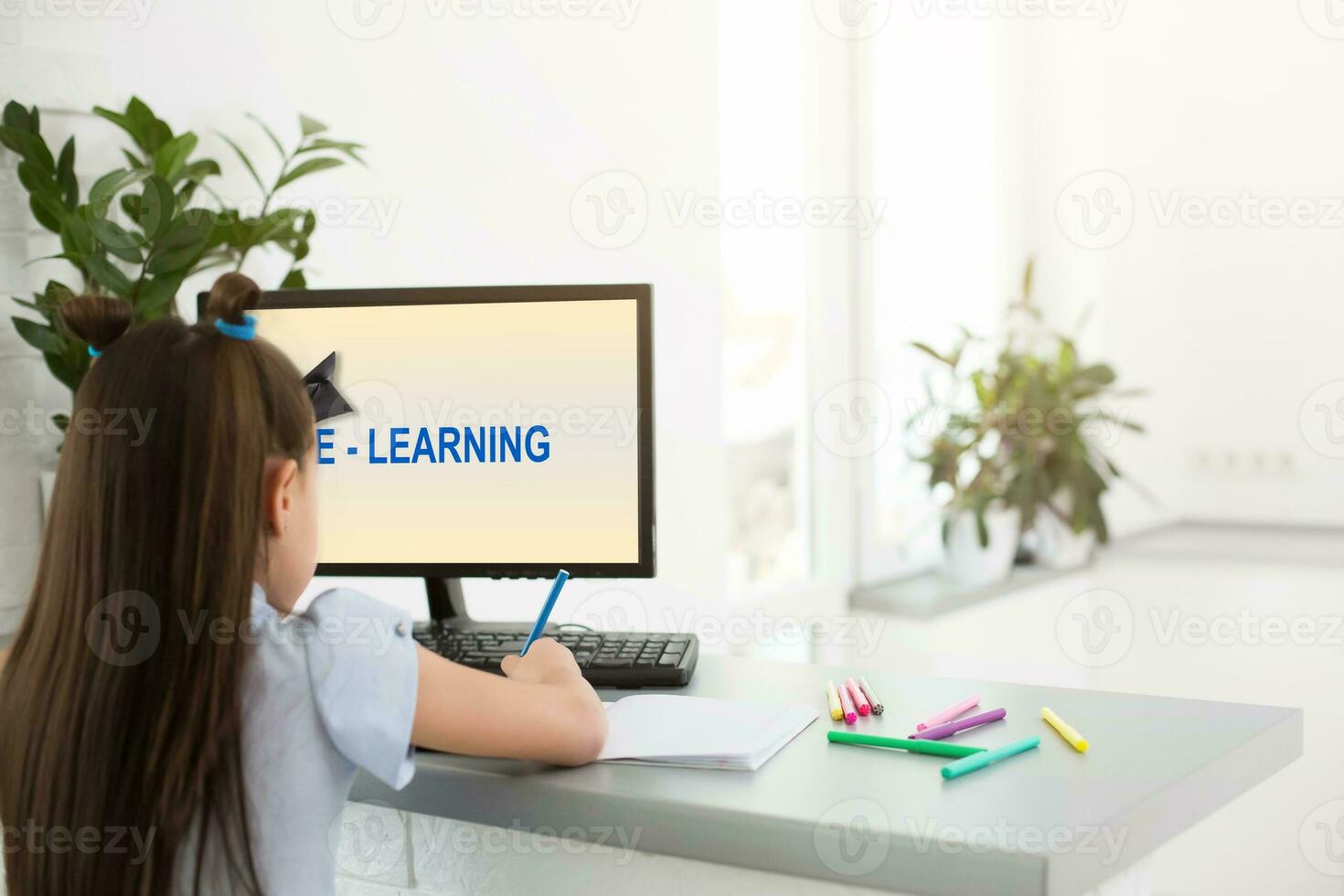 pequeno menina usando computador conceito, distância conectados Aprendendo foto