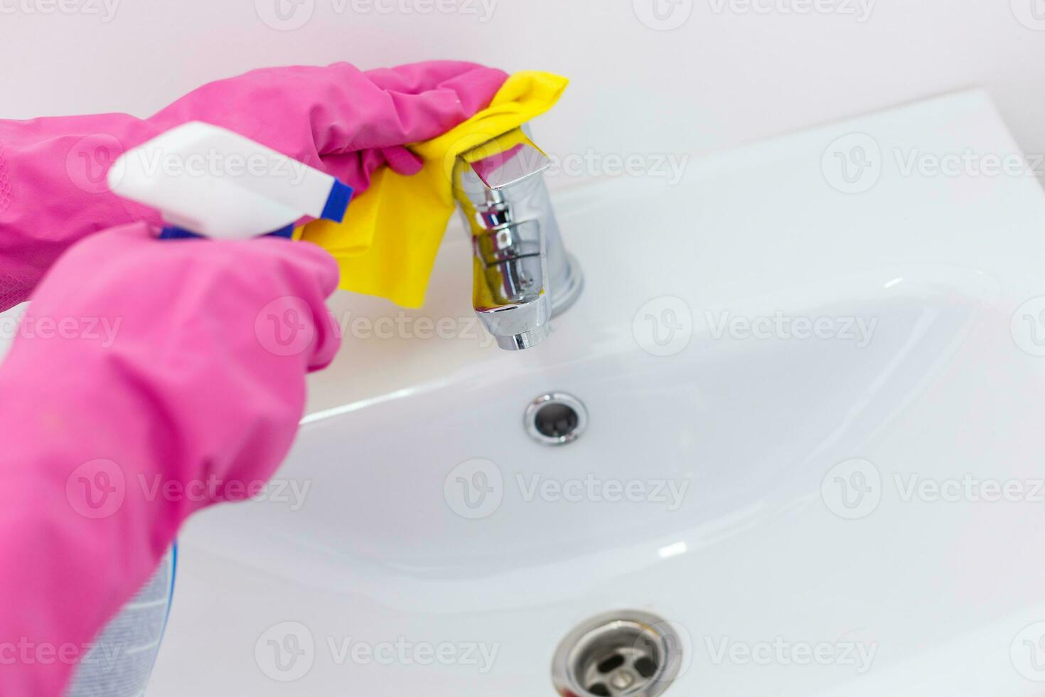 limpeza serviço trabalhador, mão dentro protetora borracha luvas segurando microfibra foto
