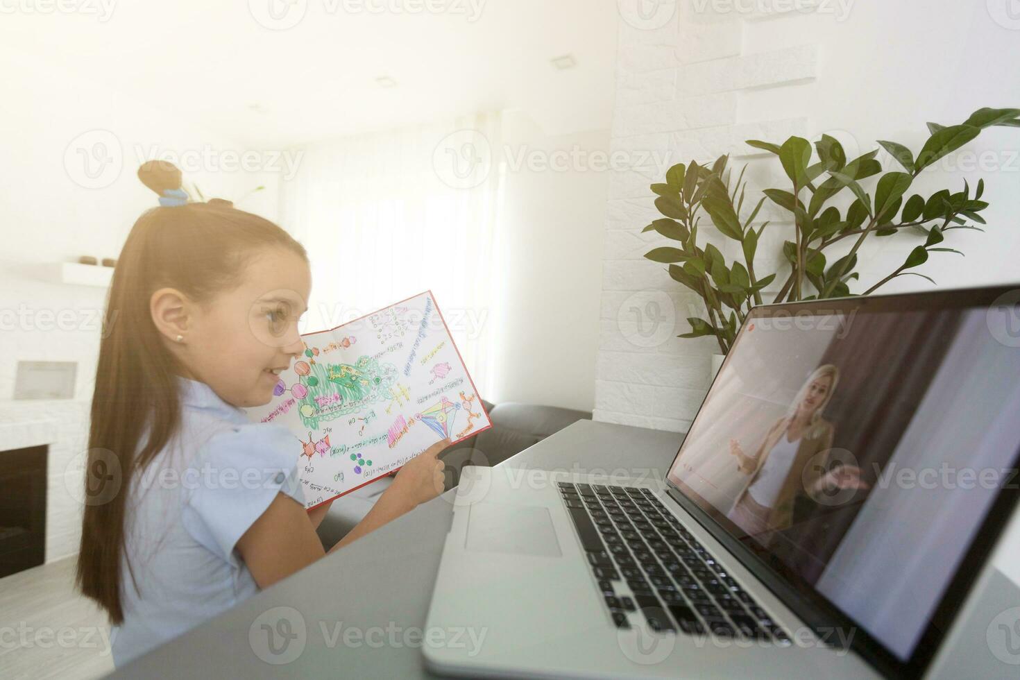 bonita à moda estudante estudando dever de casa matemática durante dela conectados lição às lar, social distância durante quarentena, isolamento voluntário, conectados Educação conceito, casa escolar foto