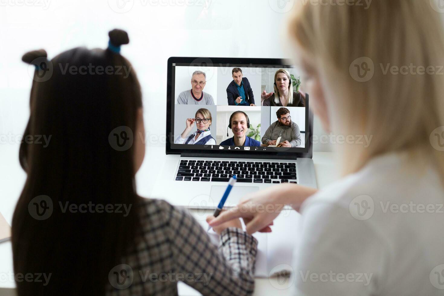 digital composto do pessoas usando uma computador com e-learning em formação dentro a tela foto