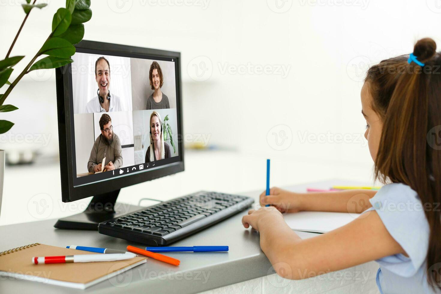 pequeno menina usando computador conceito, distância conectados Aprendendo foto