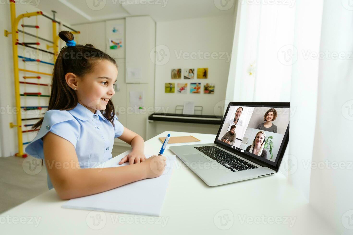 pequeno menina estudando com computador portátil conectados Aprendendo foto