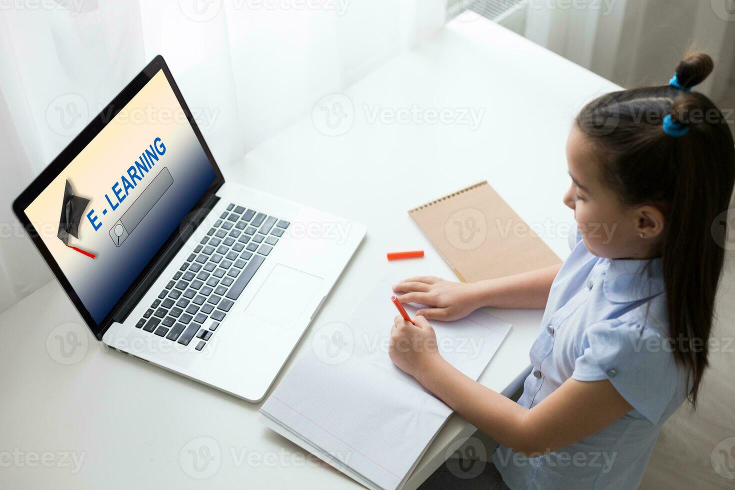 alegremente fofa menina crianças animado usando computador Aprendendo trabalho escolar. criança apreciar e-learning dentro feriado às lar. foto