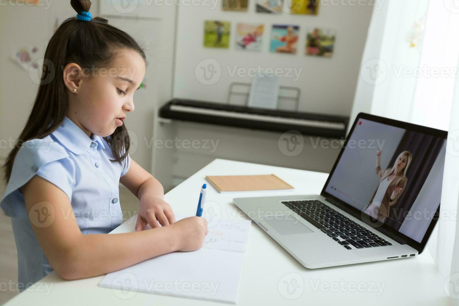 bonita à moda estudante estudando dever de casa matemática durante dela conectados lição às lar, social distância durante quarentena, isolamento voluntário, conectados Educação conceito, casa escolar foto