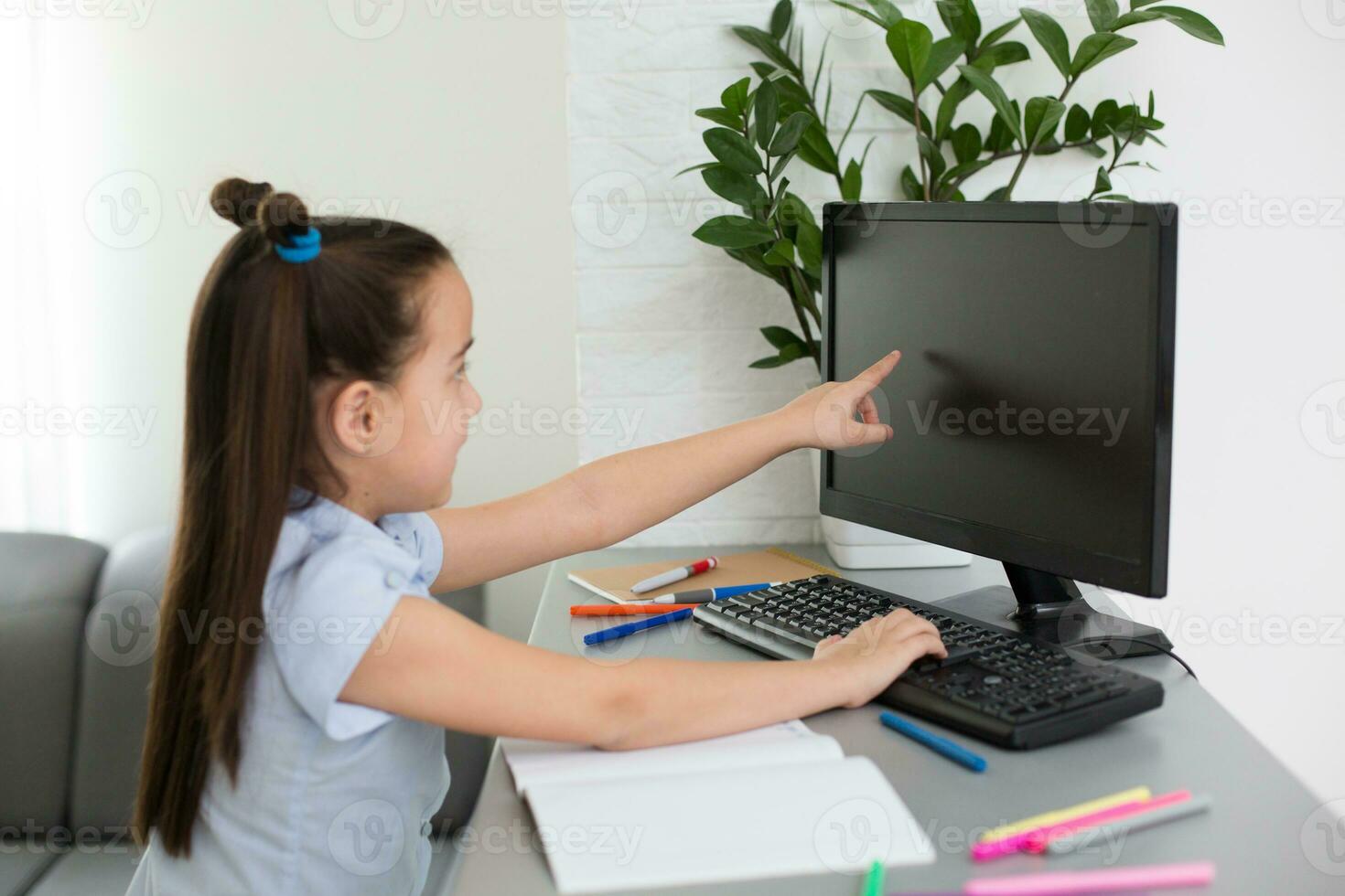 pequeno menina usando computador conceito, distância conectados Aprendendo foto