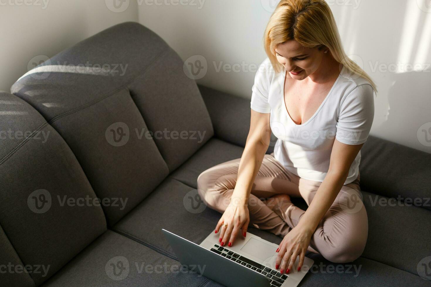 retrato do uma lindo mulher usando uma computador portátil - casual ainda vida foto