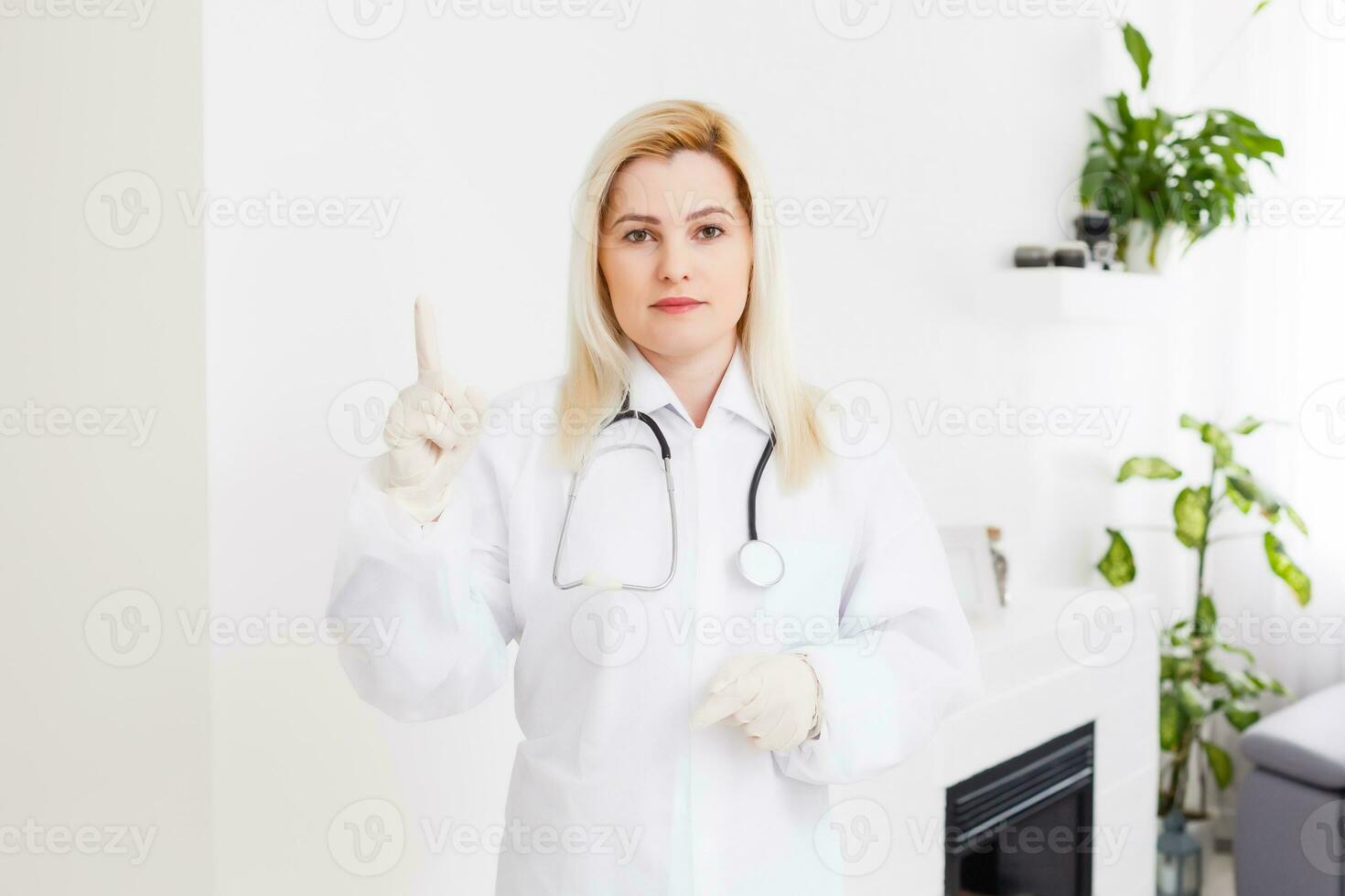 retrato do uma lindo feliz fêmea médico em pé dentro a hospital foto