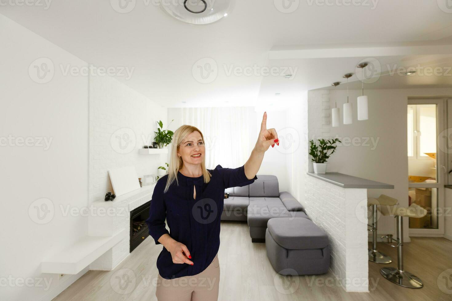 inteligente casa dispositivo-home gerenciamento. mulher prensas a virtual botão foto