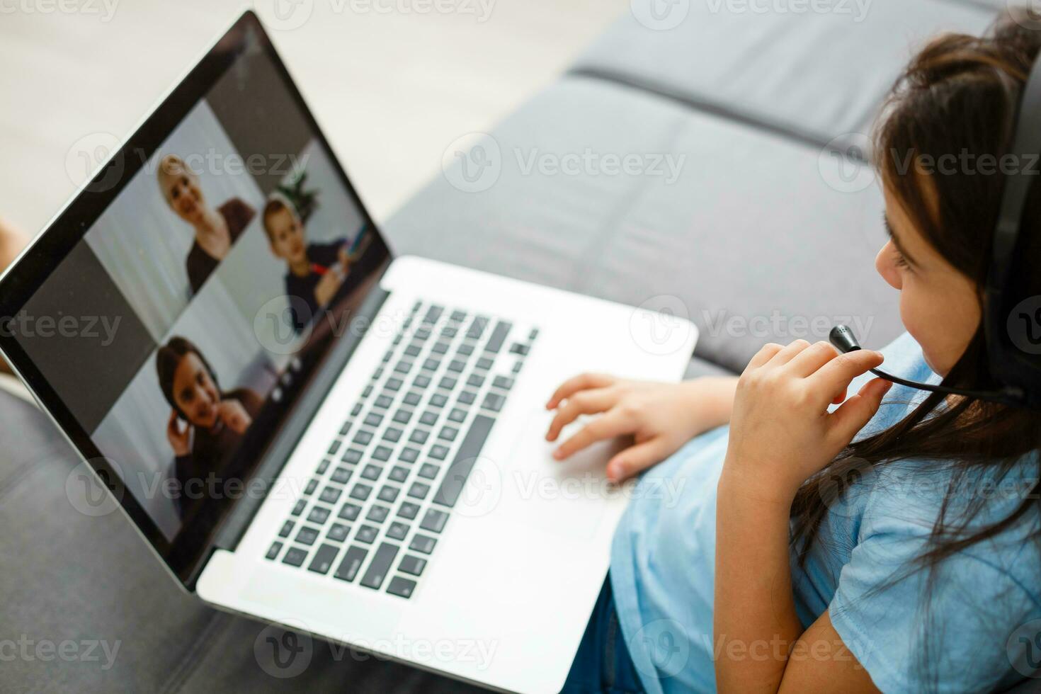 pequeno menina estudando dever de casa matemática durante dela conectados lição às lar, social distância durante quarentena, auto-isolamento cópia de espaço bandeira foto