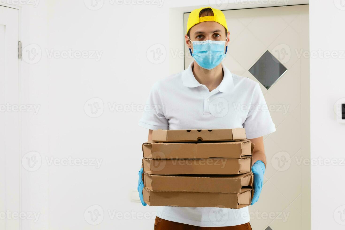 sem contato pizza Entrega. pizza caixa. Entrega homem segurando cartão caixas dentro médico borracha luvas e mascarar. velozes e livre Entrega transporte . conectados compras e expressar Entrega . quarentena foto