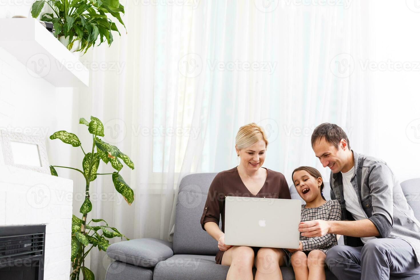 feliz família dentro uma Videoconferência às casa foto