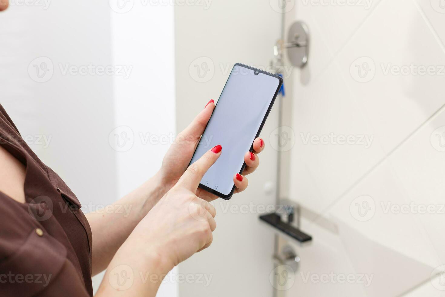 inteligente casa, casa automação, dispositivo com aplicativo ícones. mulher usa Smartphone com lar inteligente segurança aplicativo para destravar a porta do casa. foto