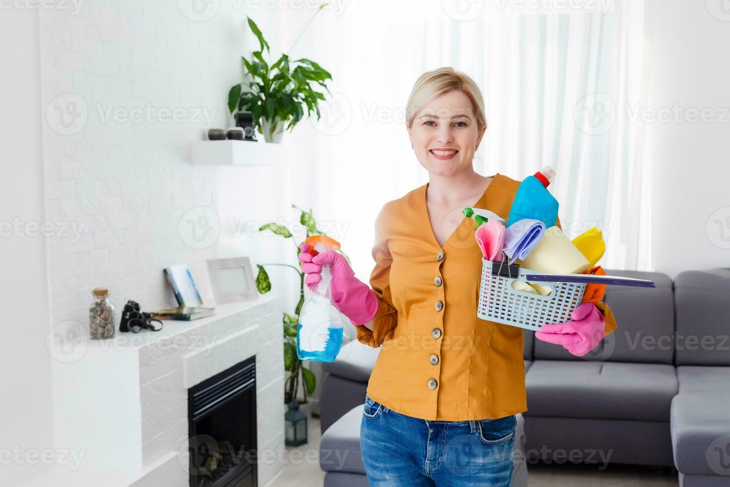 sorridente que vale a pena menina com a equipamento para limpeza foto