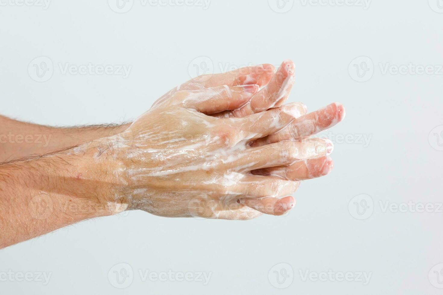 homem lavando mãos isolado sobre branco fundo foto