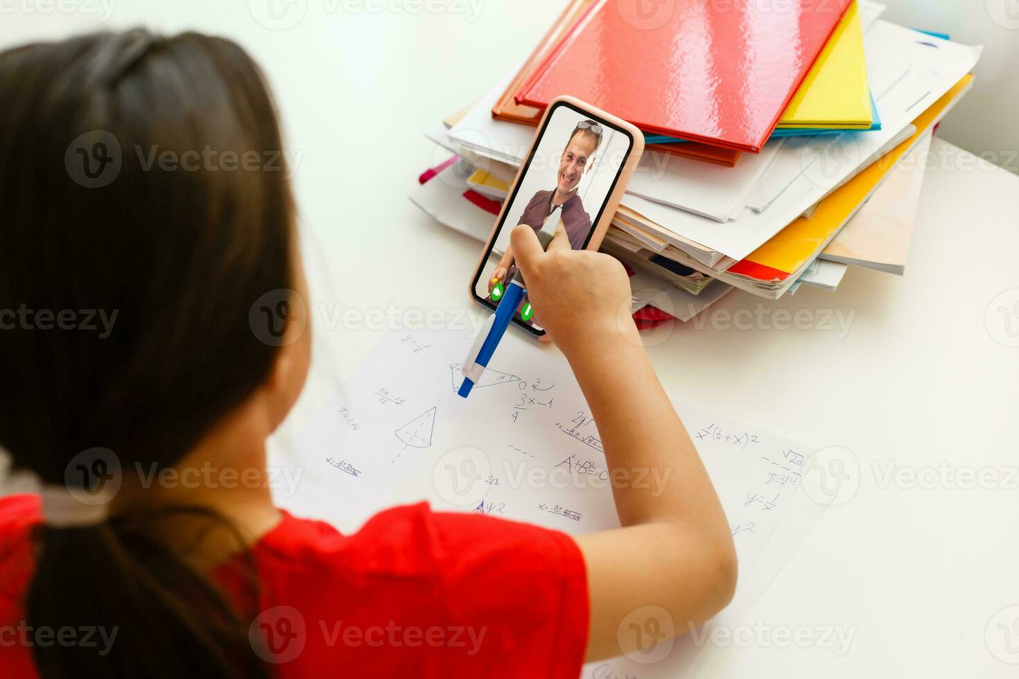 distância Aprendendo conectados Educação, pequeno menina escreve fórmulas foto