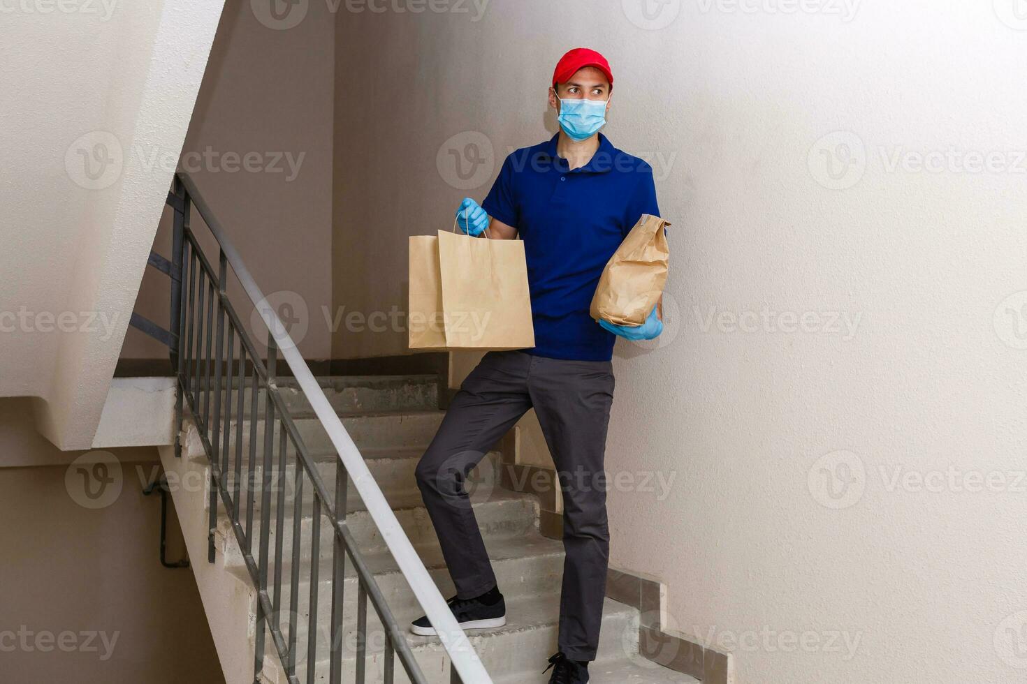 Comida Entrega homem dentro protetora mascarar foto