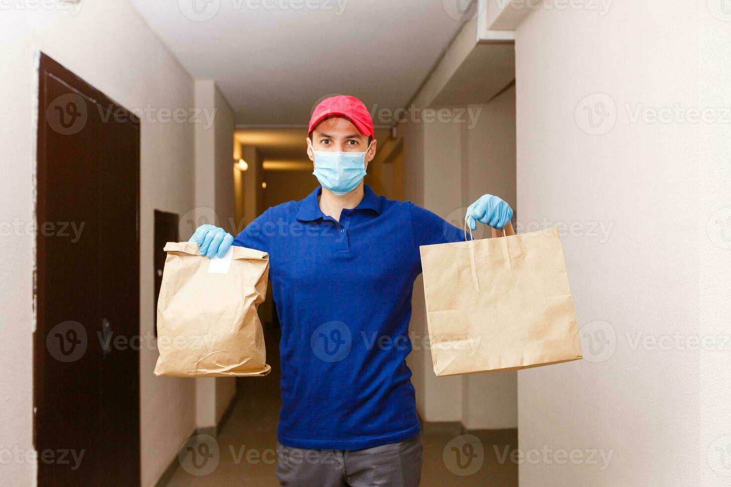 Comida Entrega homem dentro protetora mascarar foto