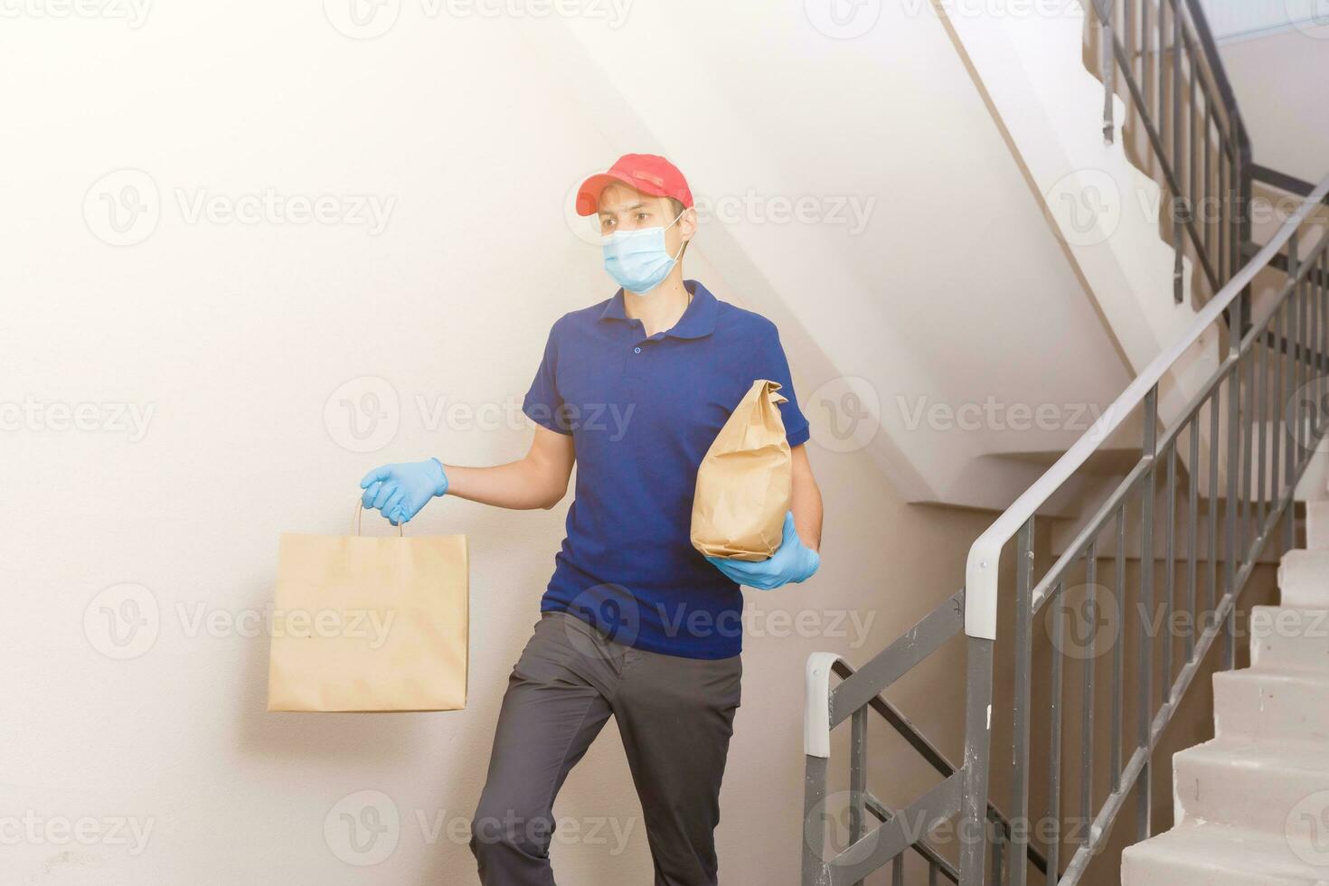 jovem homem entregando Comida para cliente às porta foto