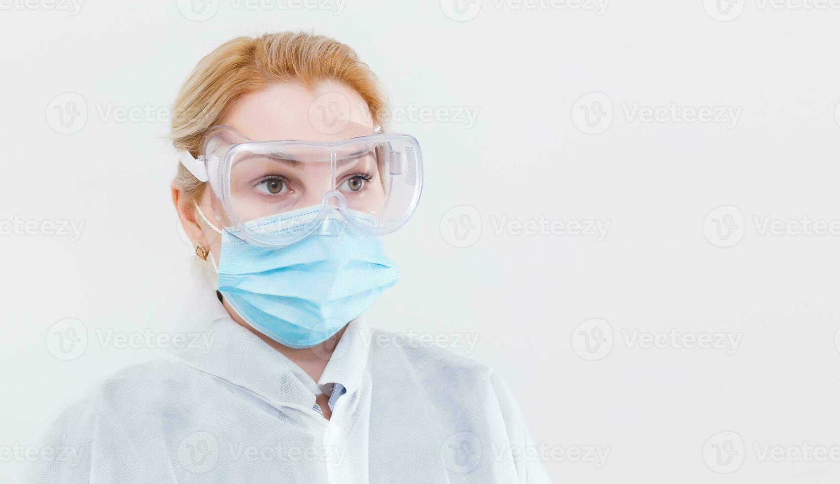 mulher com uma médico mascarar para proteção novamente gripe. cópia de espaço para seu texto. foto