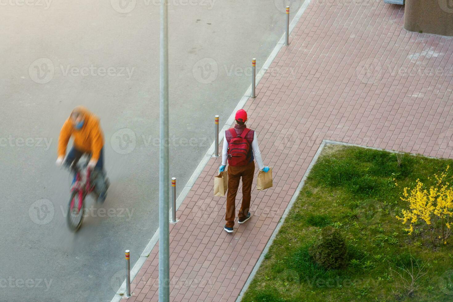 Comida Entrega homem em esvaziar rua produtor do quarentena foto