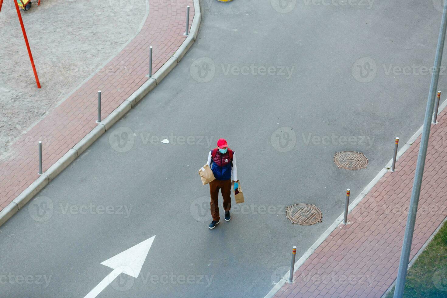 selecionado foco, europeu pessoas fila em rua lado de fora supermercado durante quarentena para covid19 vírus dentro foto