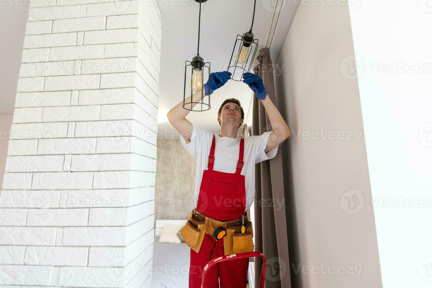 a eletricista é instalando conduziu holofotes em a teto. foto