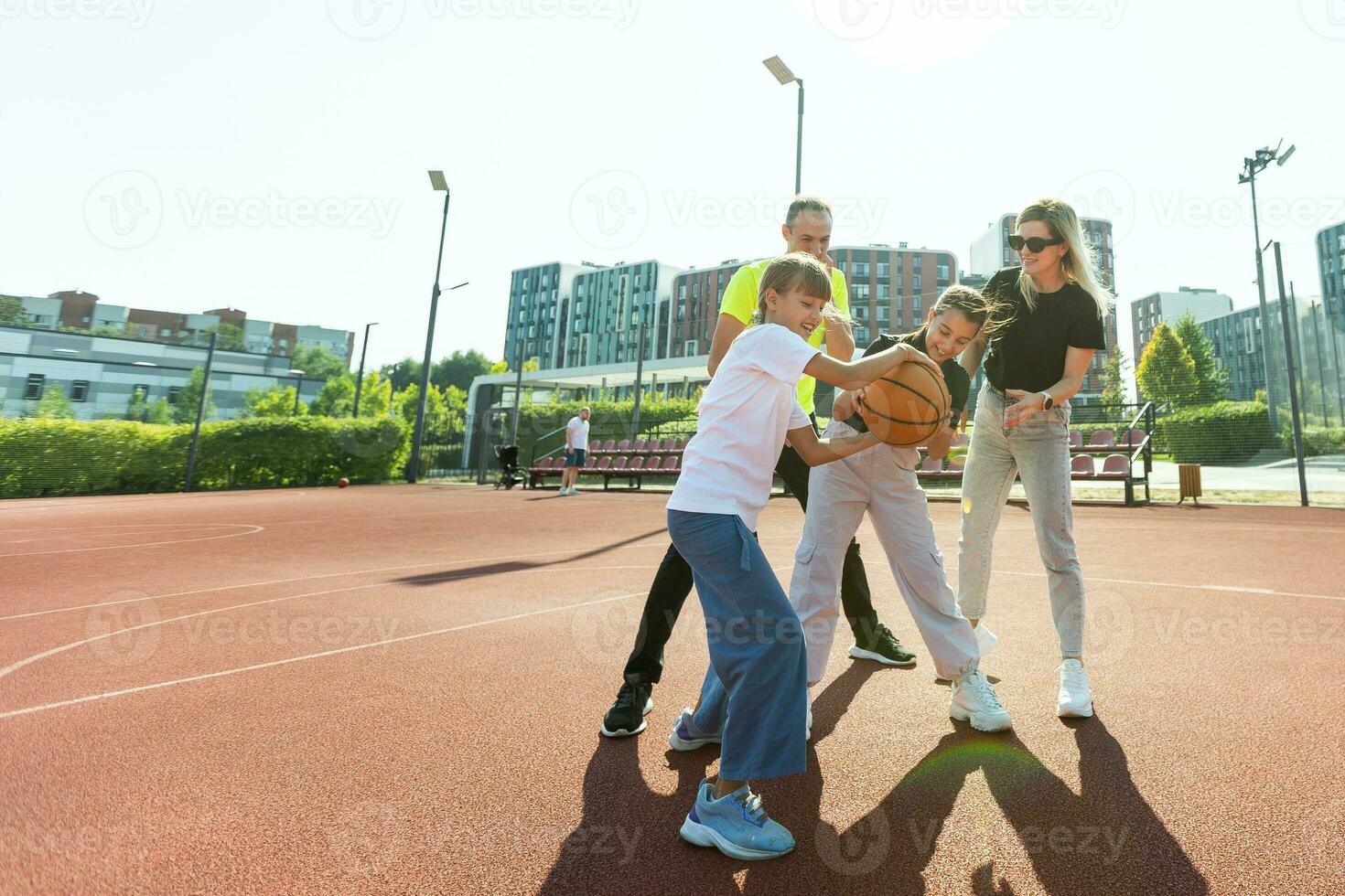 Tempo para família basquetebol. família às cesta Parque infantil. foto