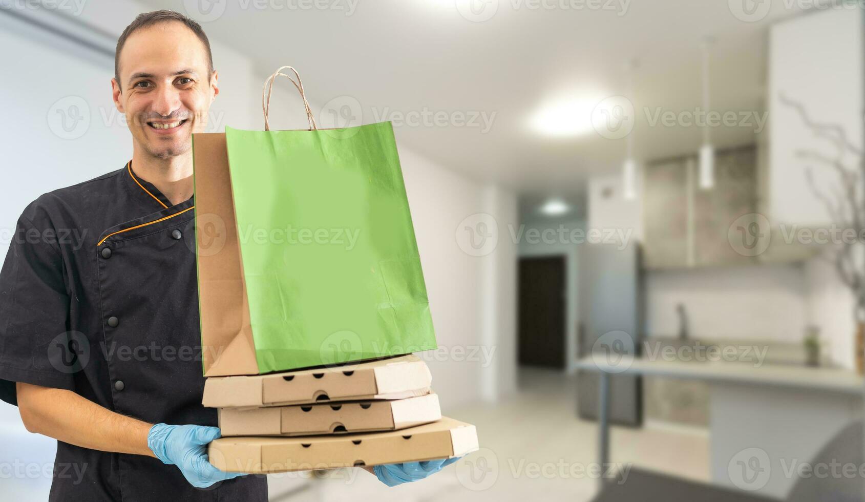 papel bolso e Comida containers dentro mãos do uma sorridente entregador. qualidade serviço do uma restaurante. foto