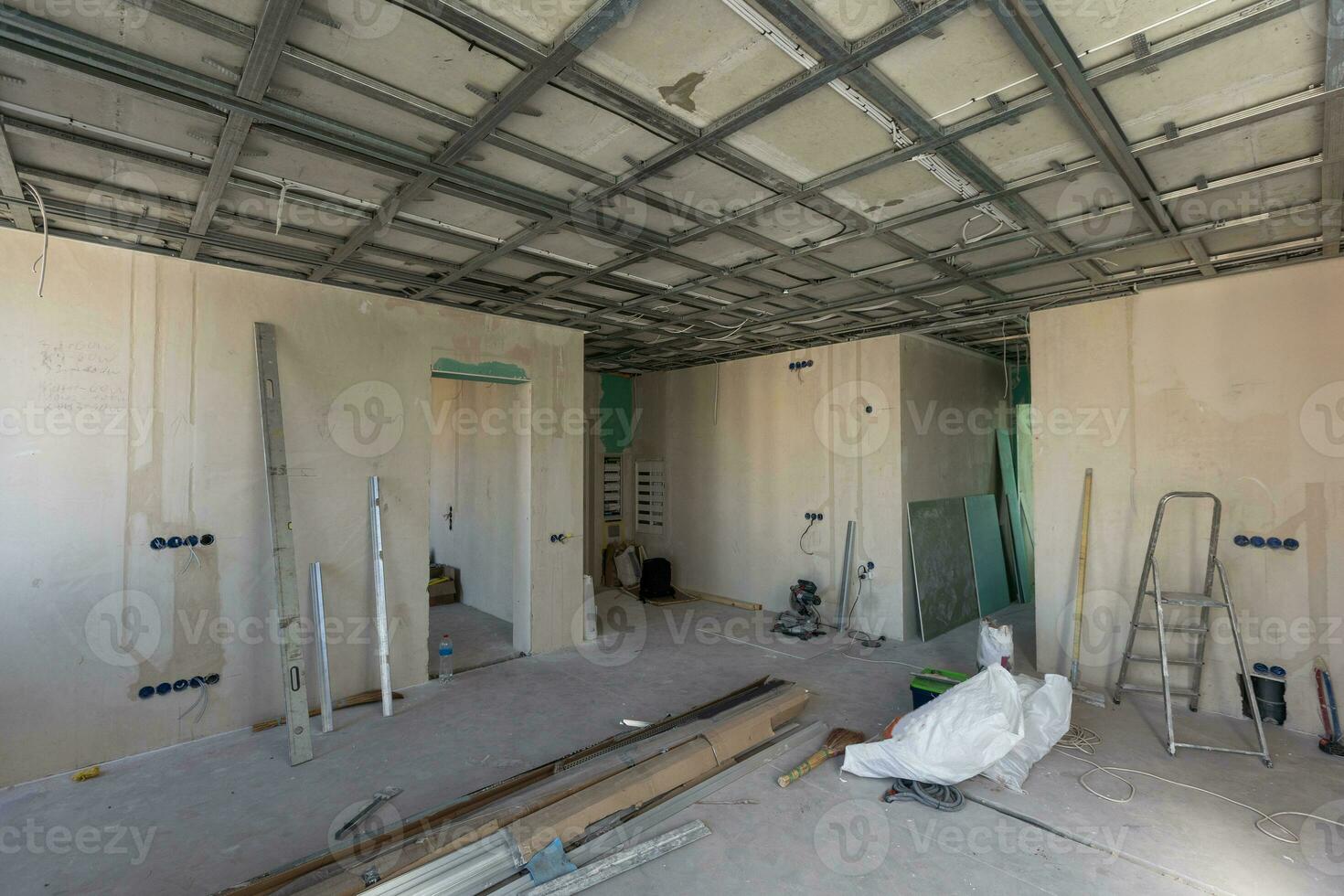 esvaziar debaixo construção quarto dentro casa ou casa com espaço em local. interior. velho sem mobília quarto aluguel propriedade, vivo espaço unidades. estilo de vida. renovação. foto