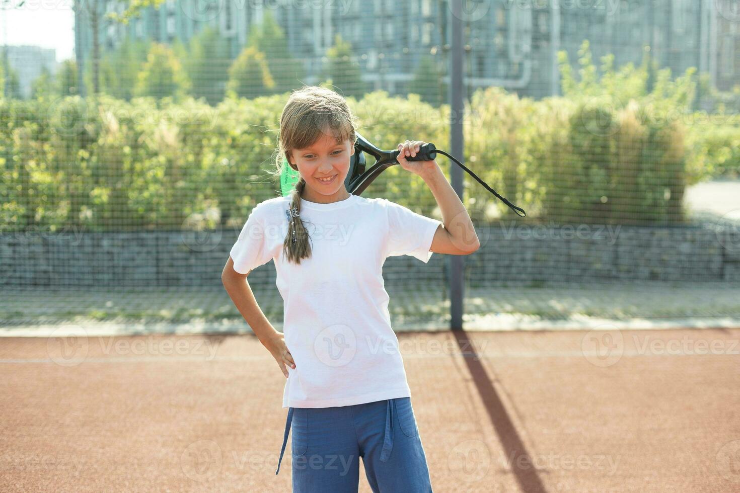 pequeno menina jogando remo tênis foto