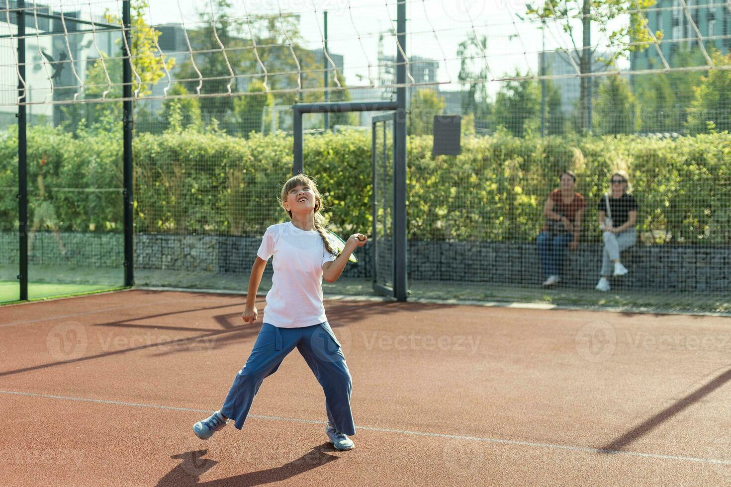 retrato do menina às a tênis quadra foto