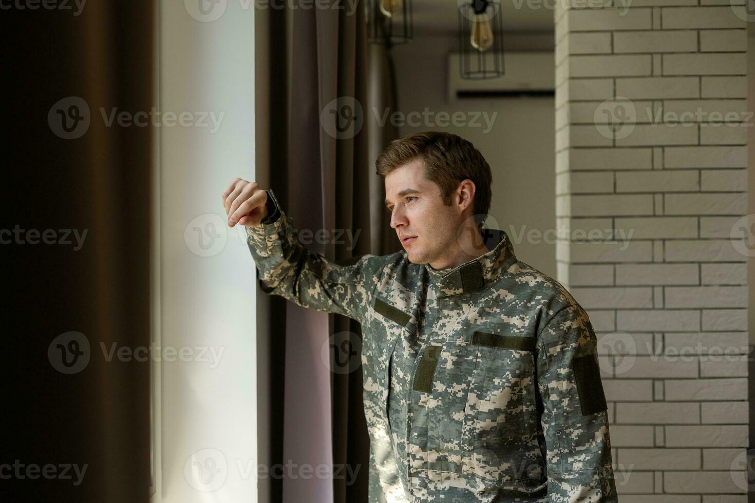 nervoso masculino militares sofrimento depressão, sozinho às lar, ptsd conceito. foto