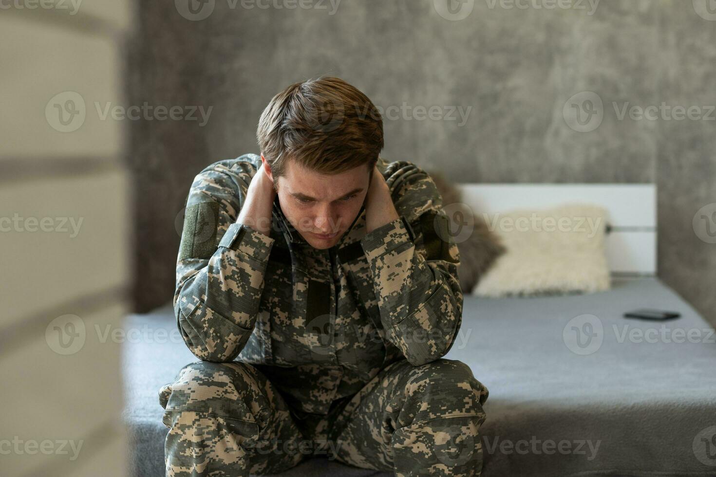 uma militares homem dentro dele pensamentos foto