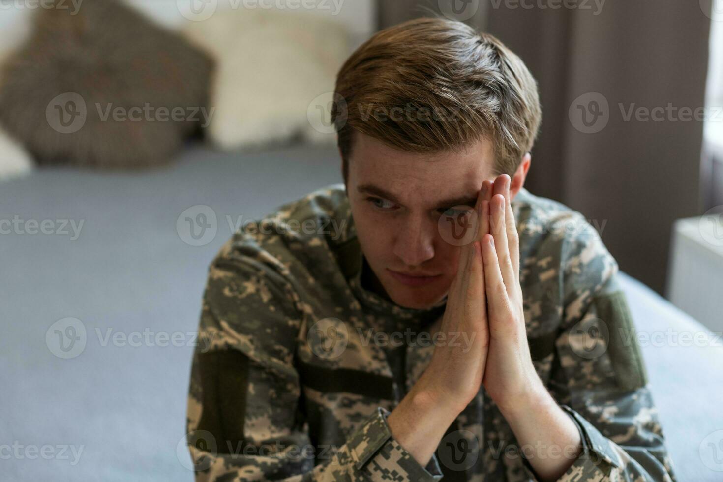 uma militares homem dentro dele pensamentos foto